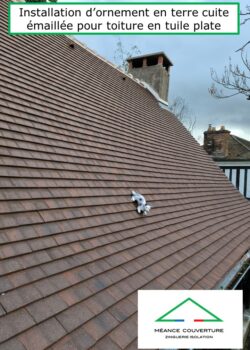 Installation d'ornement en terre cuite émaillée pour couverture en tuile plate MÉANCE COUVERTURE installation d'ornement en terre cuite émaillée pour couverture en tuile plate mÉance couverture